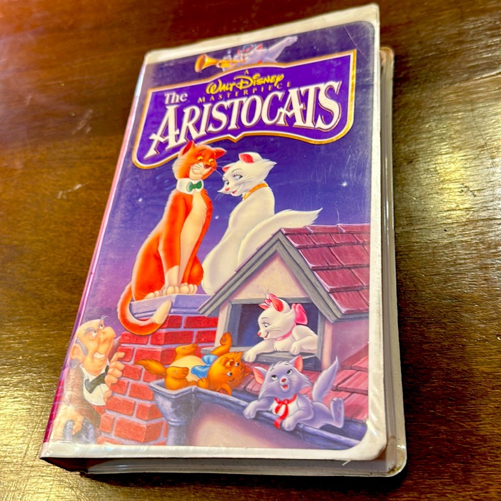 Disney The Artistocats in original clamshell case VHS